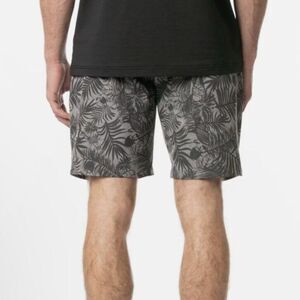 Travis Matthew Men’s‎ Size XL Breakwater Shorts 8” Grey Black Leaf Pattern